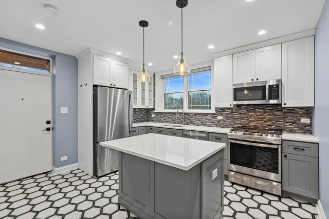 $3,400 | 4932 North Ridgeway Avenue, Unit 2, Chicago, IL 60625