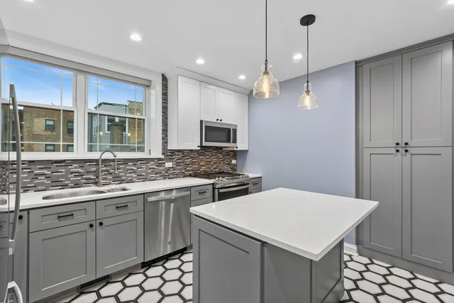 $3,400 | 4932 North Ridgeway Avenue, Unit 2, Chicago, IL 60625