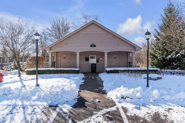 $314,900 | 7156 Sturnbridge, West Bloomfield, MI 48322