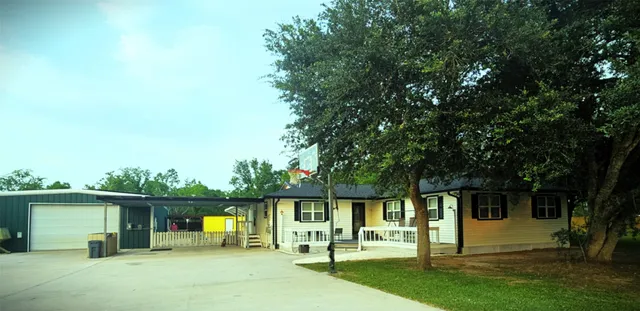 a view of a house with a backyard