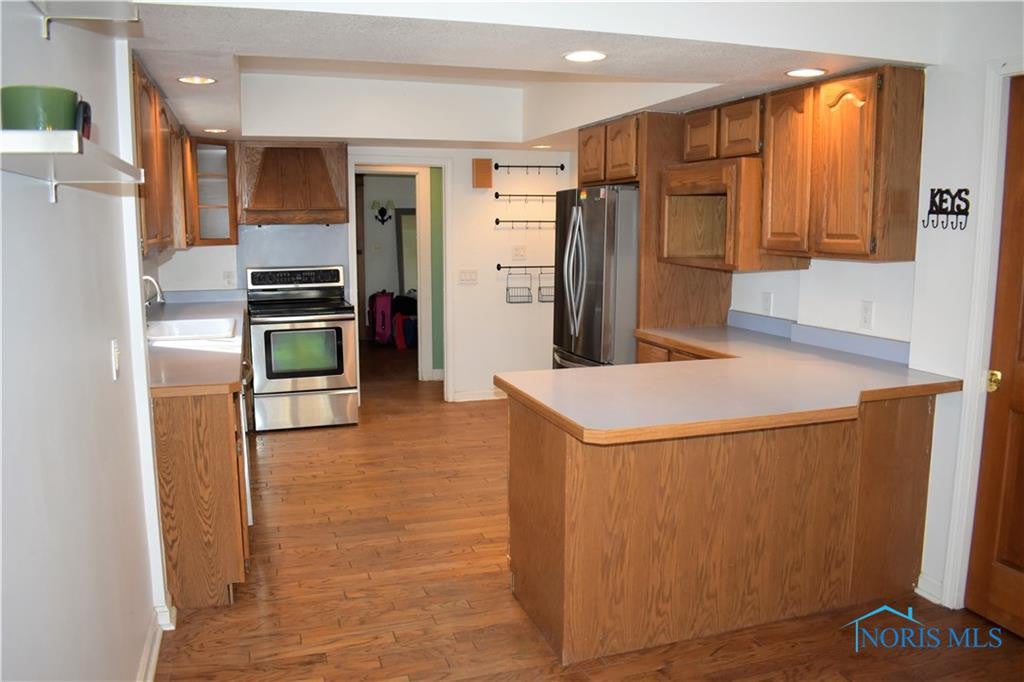 1725 Gilbert Road Toledo, OH 43614 - Photo 5 of 49 Hardwood floor in kitchen too!