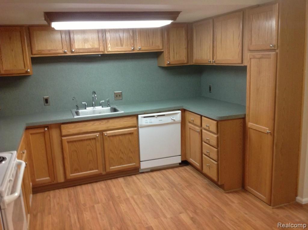 26750 Halsted Road Farmington, MI 48331 - Photo 13 of 17 HalstedBasementKitchen2.jpg