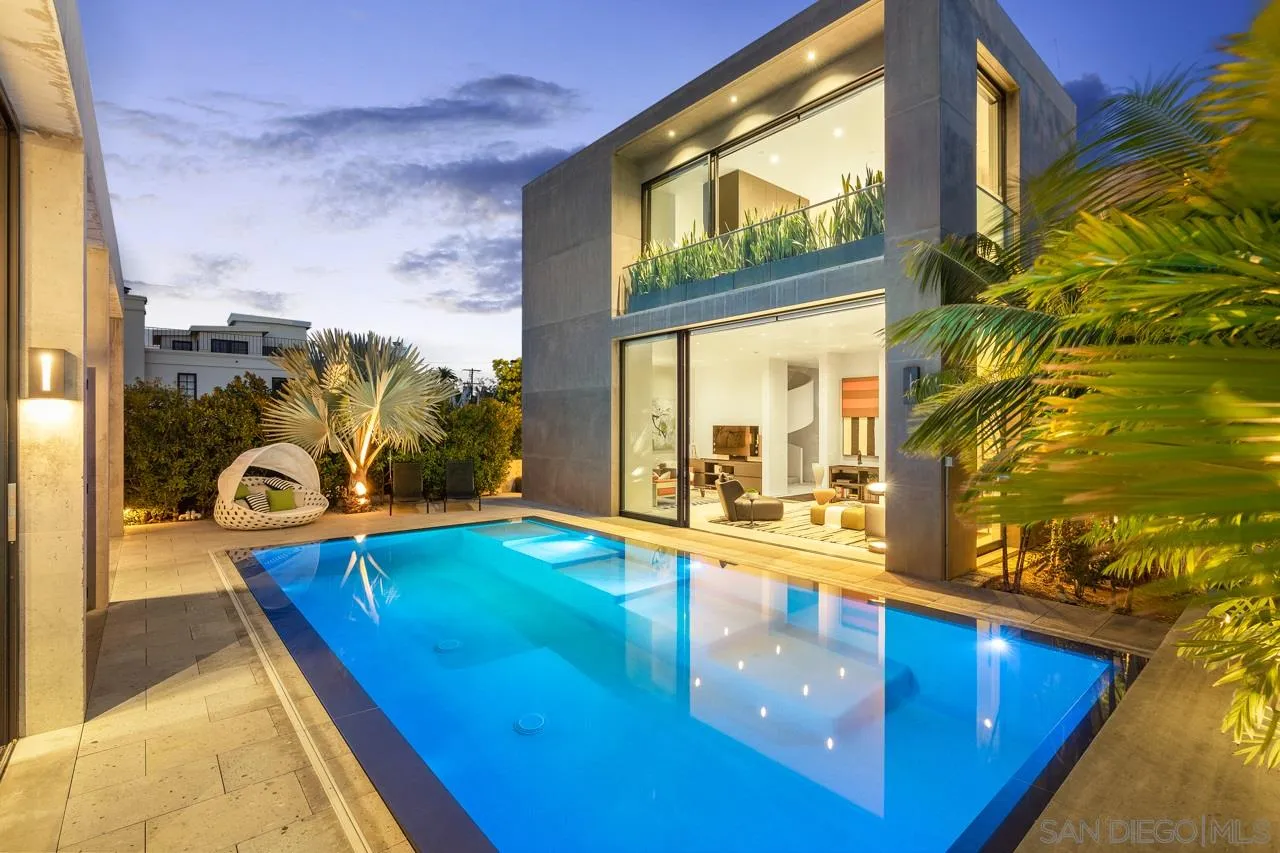 1228 Park Row La Jolla, CA 92037 - Photo 32 of 35 a view of a living room