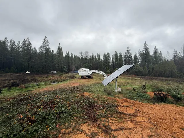 a view of a house with backyard