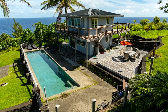 a view of a house with backyard