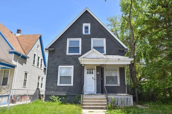 $995 | 2932 North Holton Street, Unit UPPR, Milwaukee, WI 53212