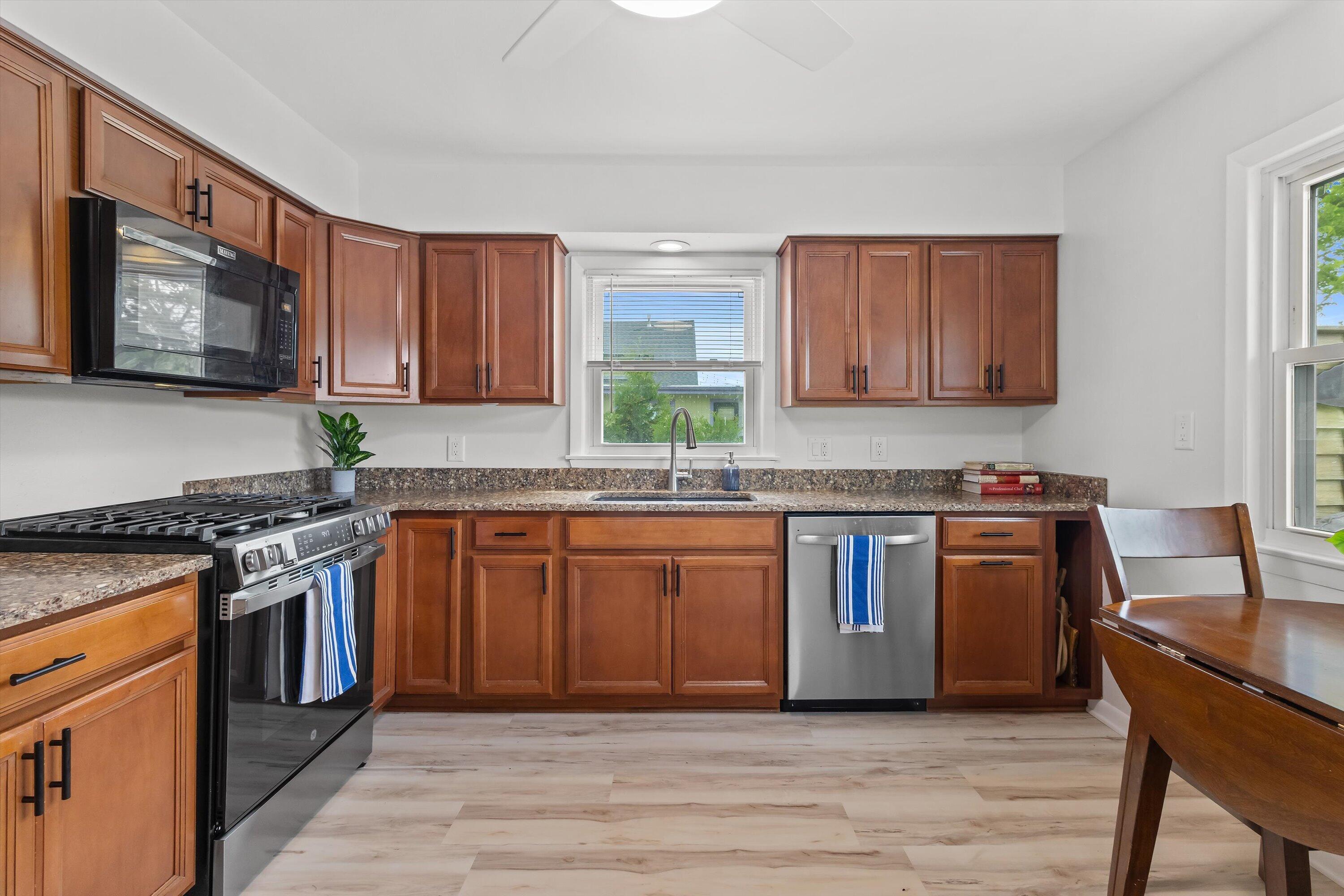 1542 3rd Street Delafield, WI 53018 - Photo 16 of 55 Kitchen