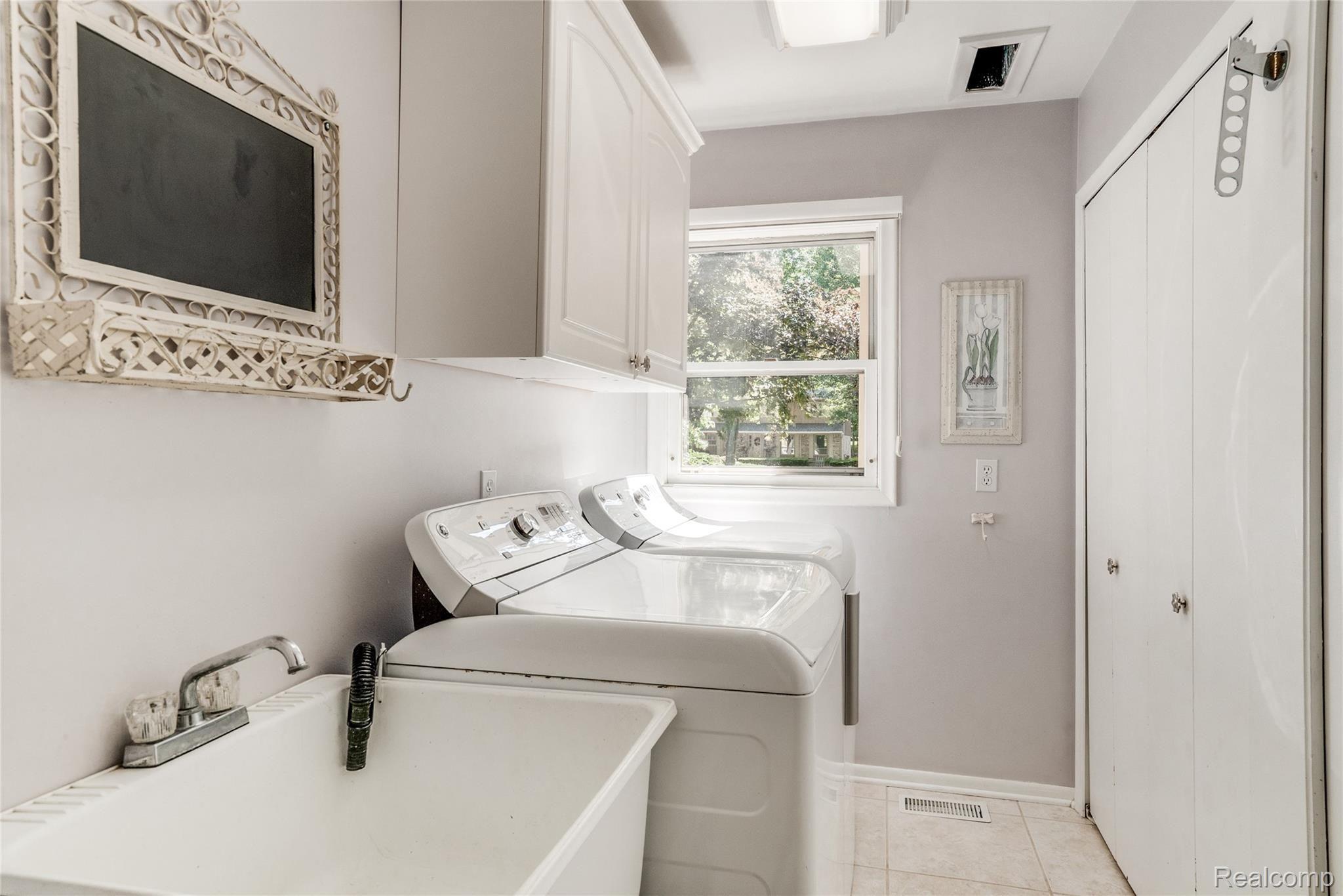6401 Kings Pointe Road Grand Blanc, MI 48439 - Photo 14 of 27 Interiors (19 of 41).jpg