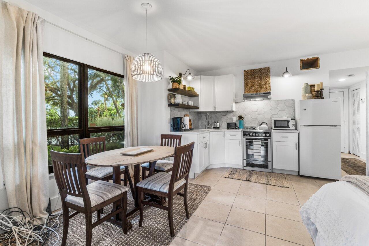 13334 Polo Club Road, Unit 207 Wellington, FL 33414 - Photo 4 of 22 Dining & Kitchen view