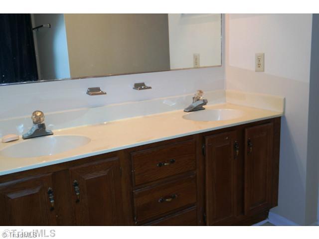 2803 Overview High Point High Point, NC 27265 - Photo 8 of 9 Master Bath/Spa.