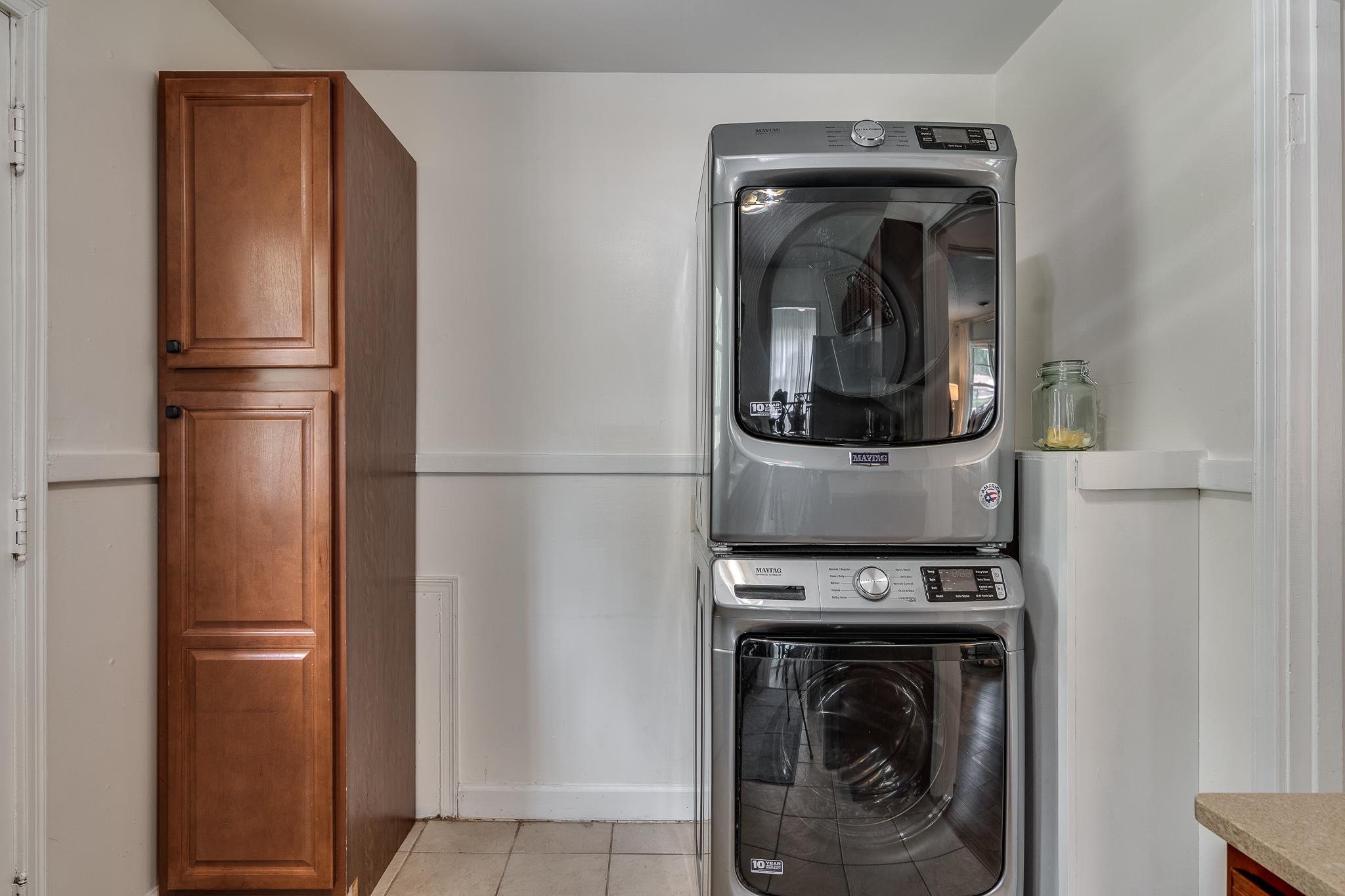 3901 Lytle Circle Memphis, TN 38122 - Photo 19 of 36 a close view of a utility room with washer and dryer