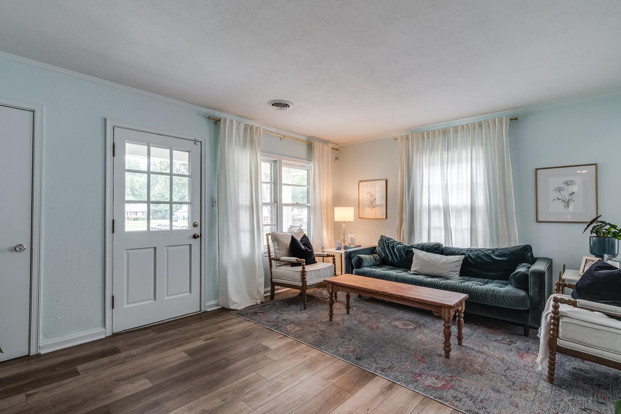 3901 Lytle Circle Memphis, TN 38122 - Photo 7 of 36 a living room with furniture and a window