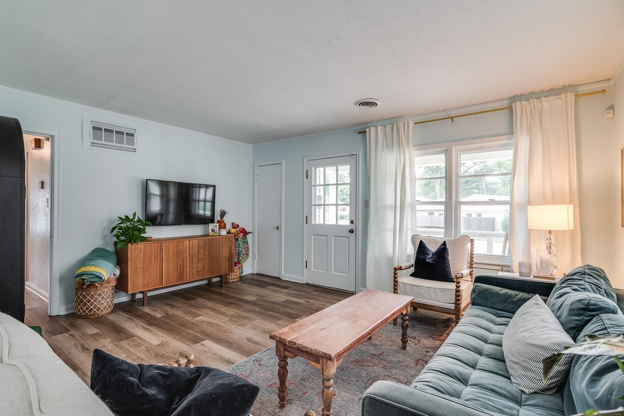 3901 Lytle Circle Memphis, TN 38122 - Photo 9 of 36 a living room with furniture and a flat screen tv