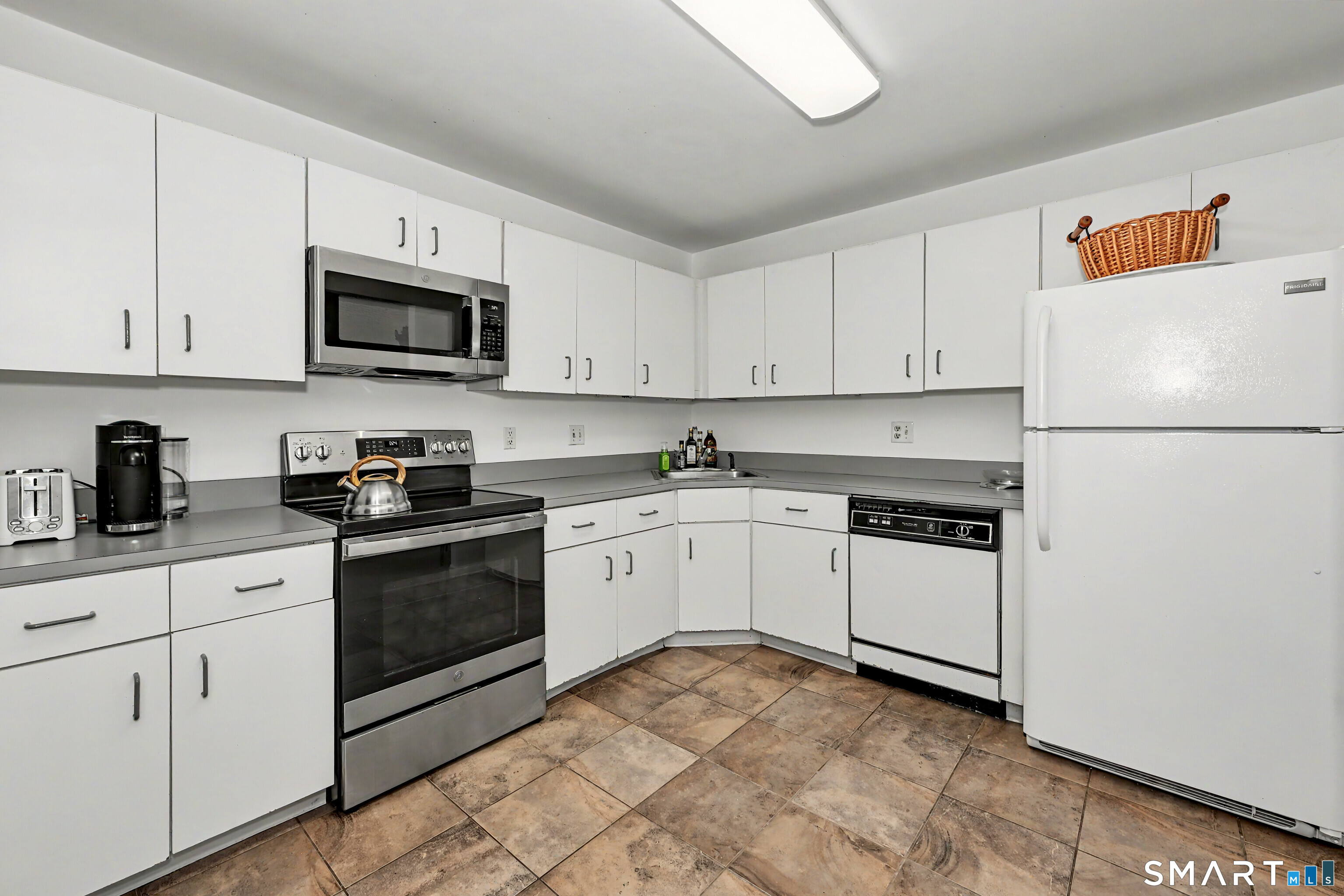 97 Richards Avenue, Unit F15 Norwalk, CT 06854 - Photo 4 of 38 Tile floor, new microwave.