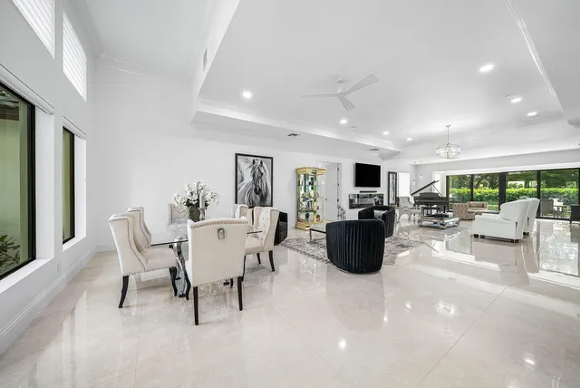 a view of entryway with a workspace