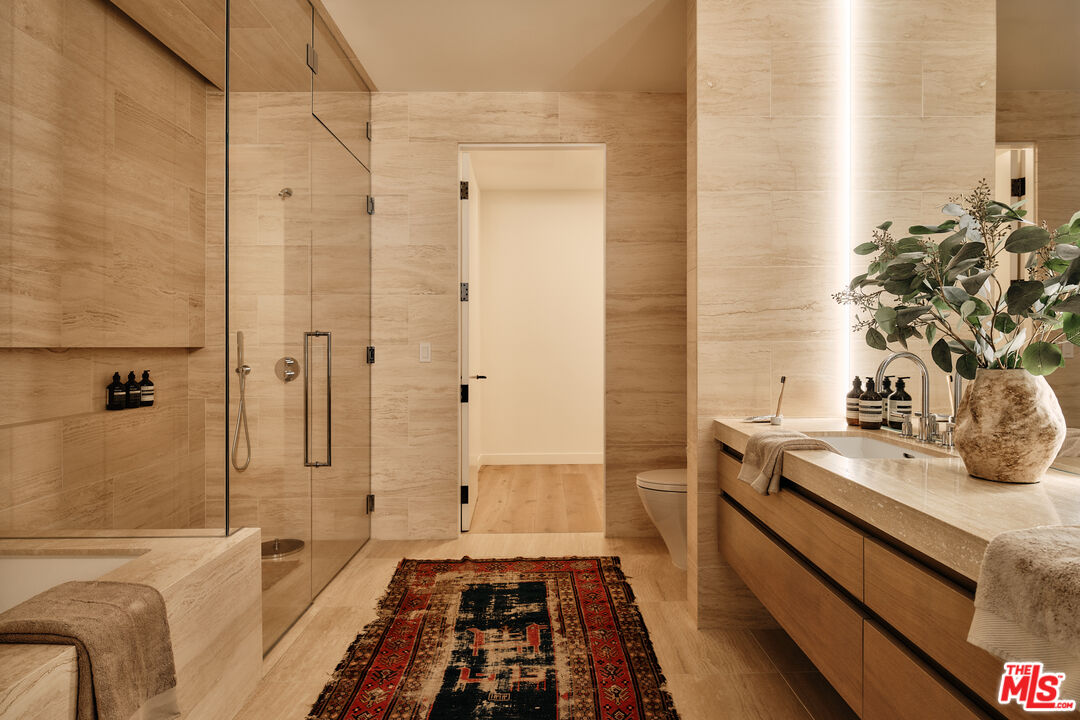 8899 Beverly Boulevard, Unit 4D Los Angeles, CA 90048 - Photo 12 of 28 a bathroom with a tub sink and mirror