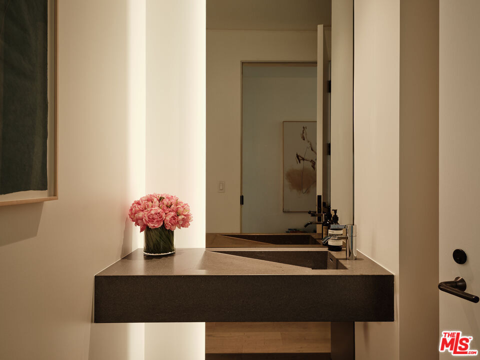 8899 Beverly Boulevard, Unit 4D Los Angeles, CA 90048 - Photo 14 of 28 a room with a table and a potted plant