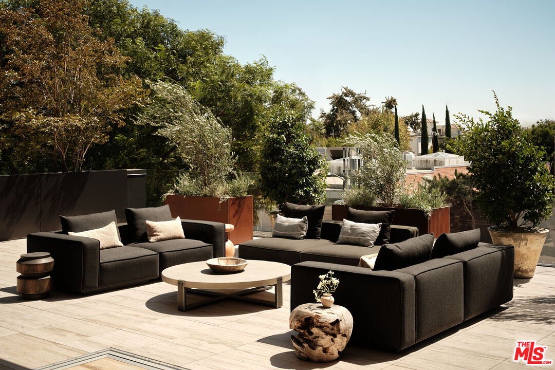 8899 Beverly Boulevard, Unit 4D Los Angeles, CA 90048 - Photo 15 of 28 a couches of the patio