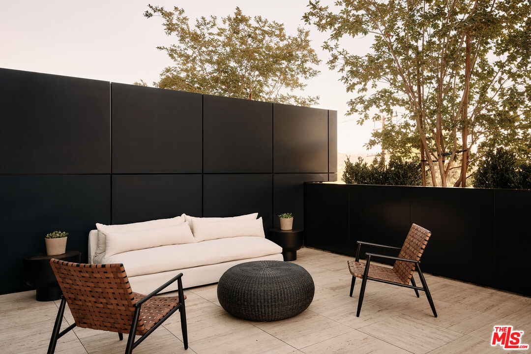 8899 Beverly Boulevard, Unit 4D Los Angeles, CA 90048 - Photo 17 of 28 a balcony with table and chairs