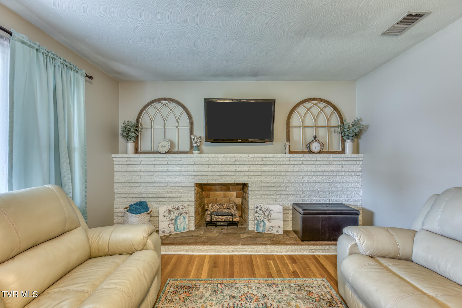 401 Sherwood Road Bristol, VA 24201 - Photo 11 of 43 LIVING ROOM 3