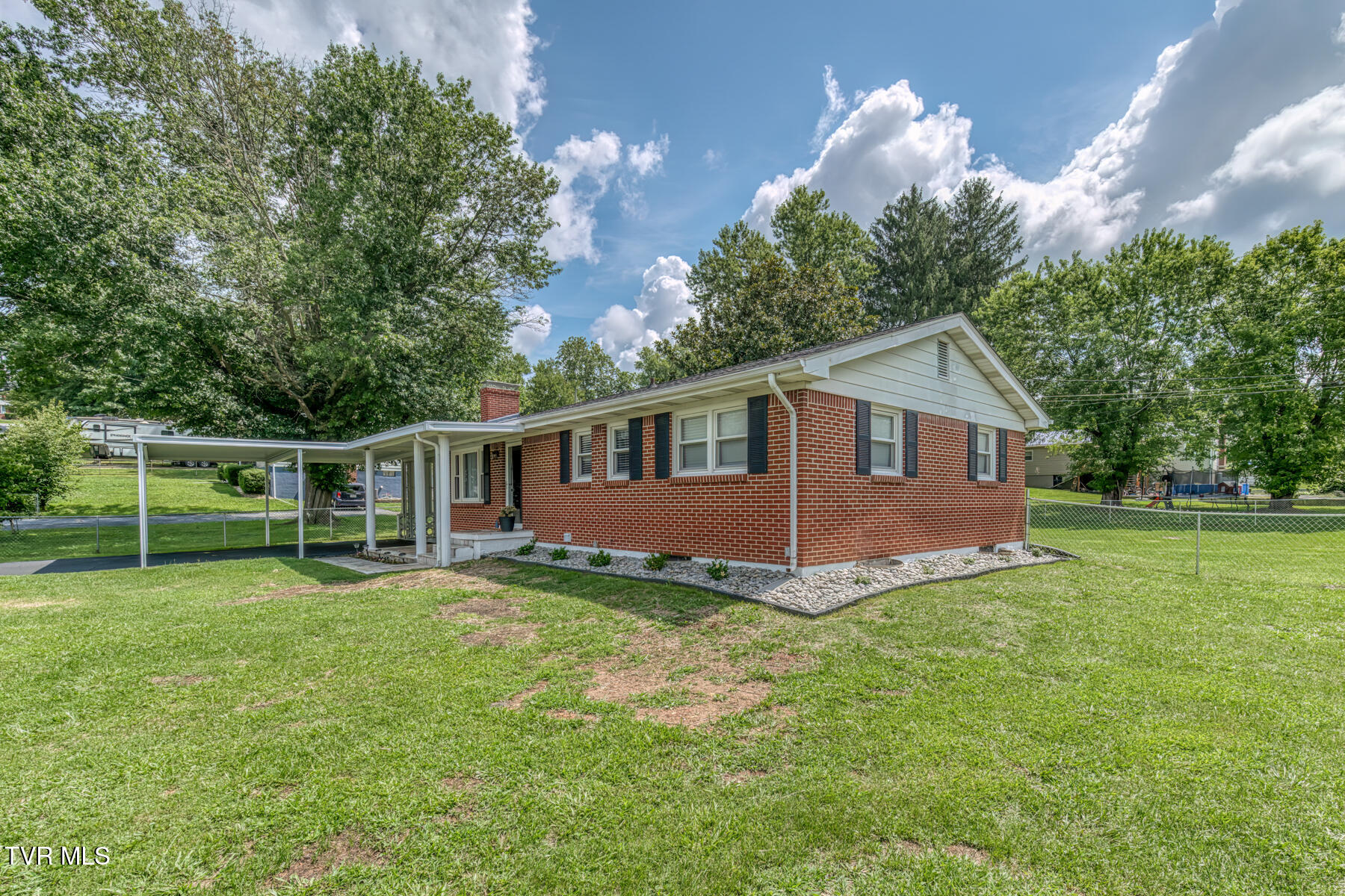 401 Sherwood Road Bristol, VA 24201 - Photo 3 of 43 FRONT RIGHT CLOSE UP