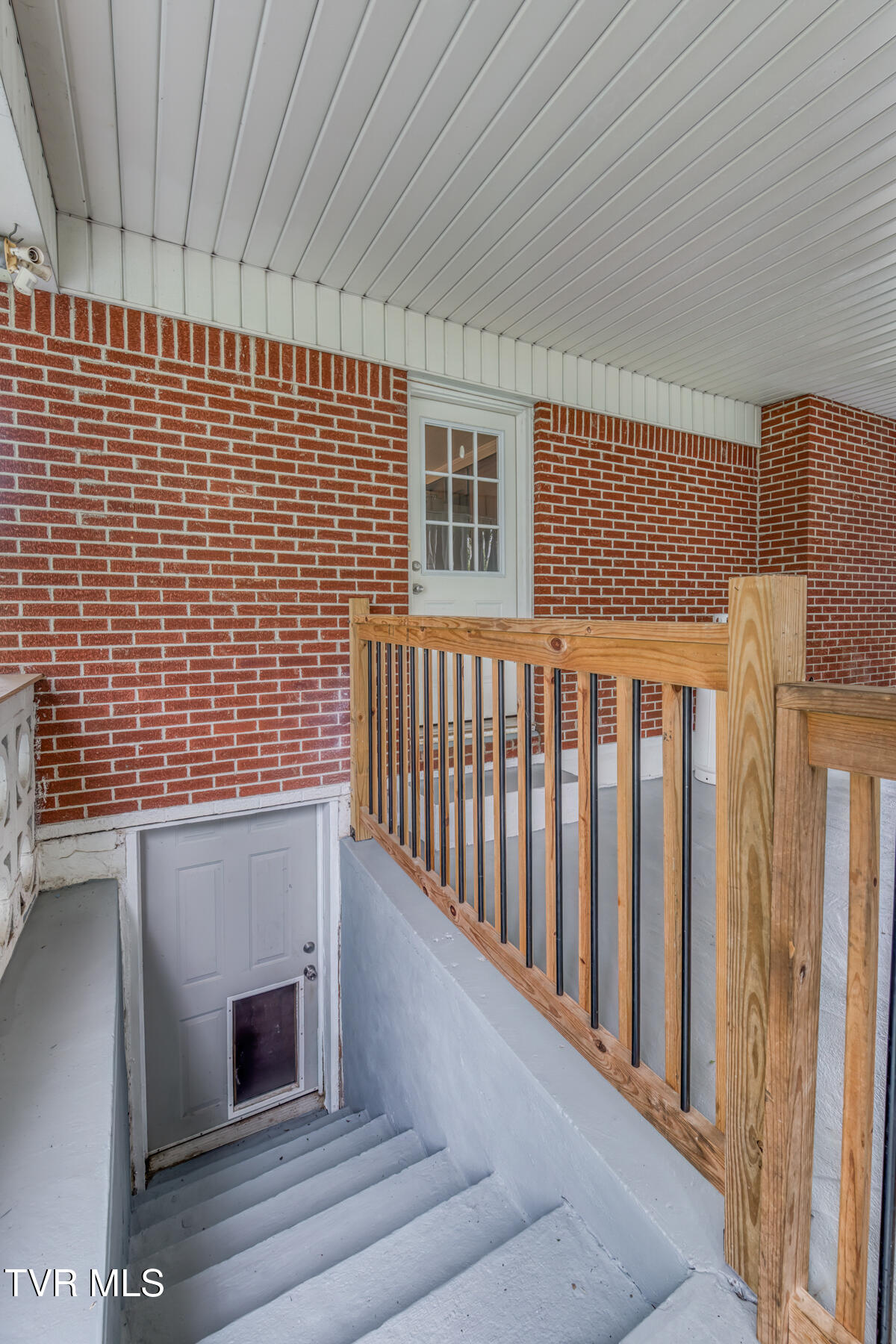 401 Sherwood Road Bristol, VA 24201 - Photo 36 of 43 STEPS TO INLAW SUITE
