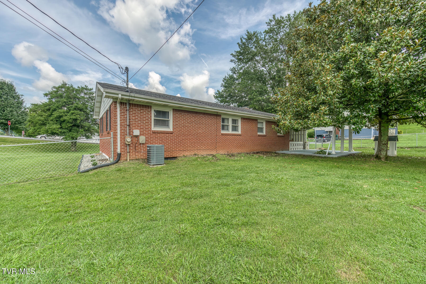 401 Sherwood Road Bristol, VA 24201 - Photo 37 of 43 BACK CLOSE UP