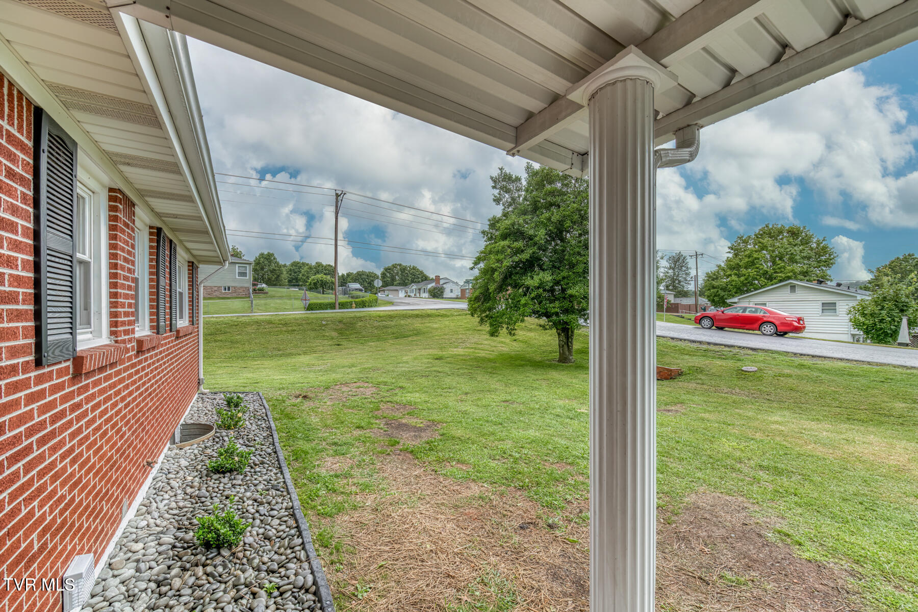401 Sherwood Road Bristol, VA 24201 - Photo 8 of 43 FRONT YARD