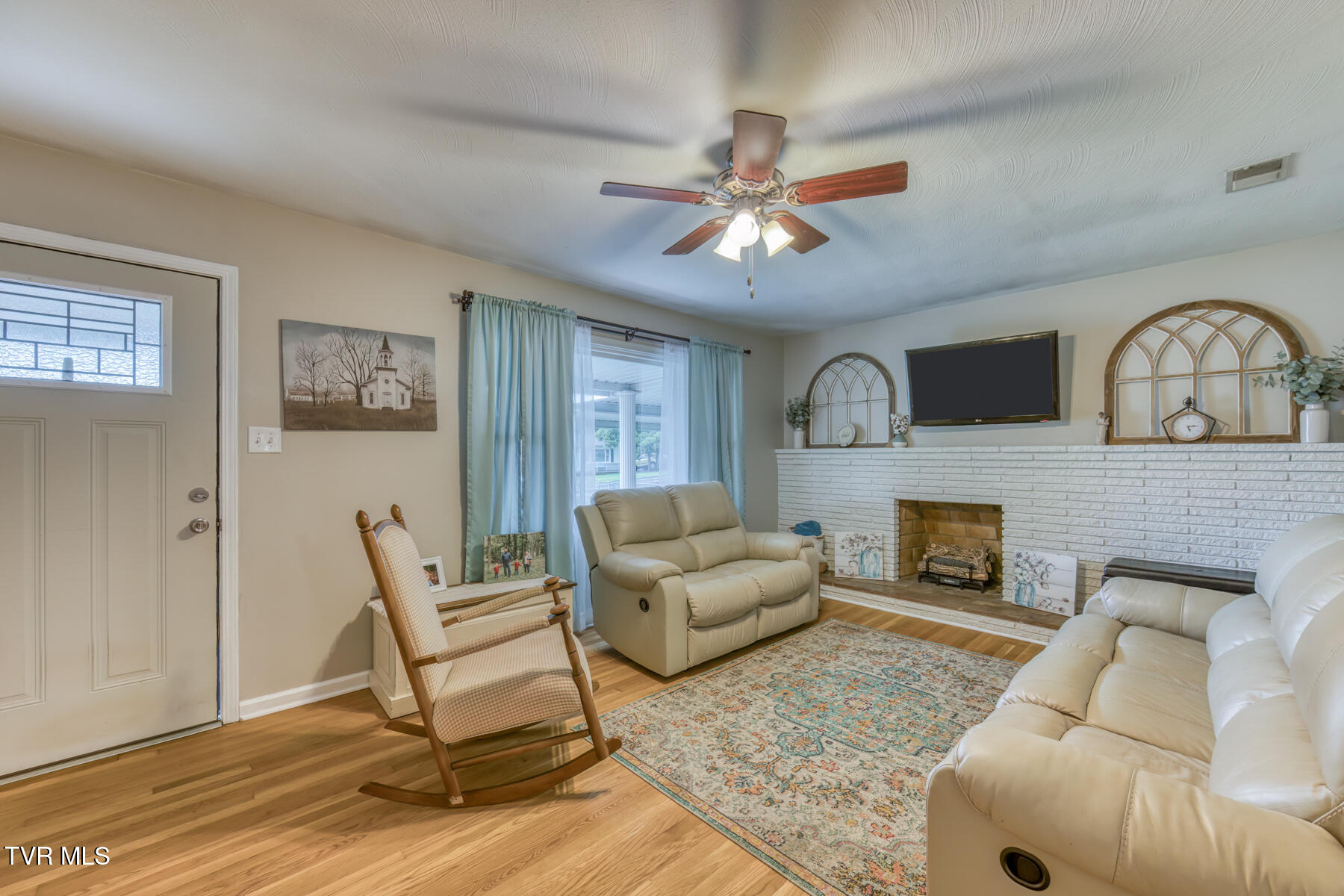 401 Sherwood Road Bristol, VA 24201 - Photo 10 of 43 LIVING ROOM 2