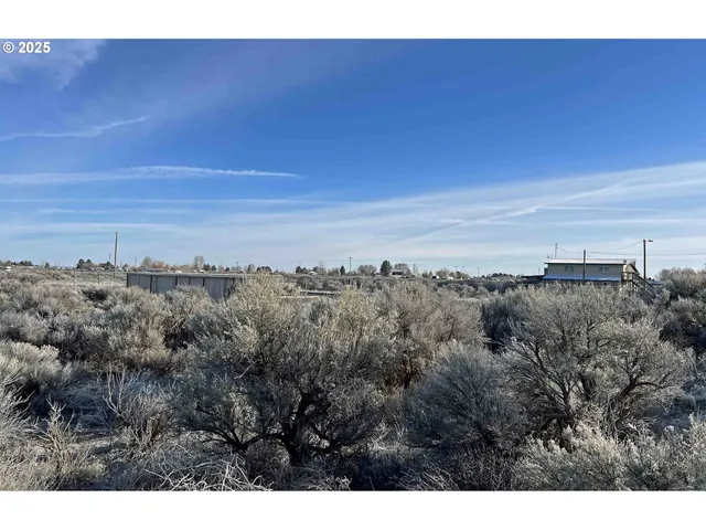 a view of a parking area