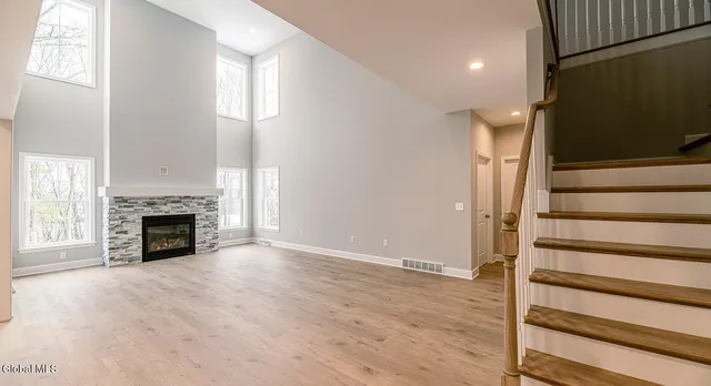 $849,900 | 1 Stone Crk Drive, East Greenbush, NY 12061