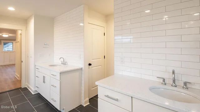 $849,900 | 1 Stone Crk Drive, East Greenbush, NY 12061