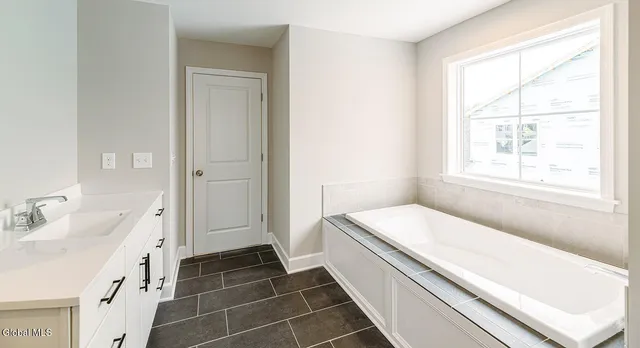 $849,900 | 1 Stone Crk Drive, East Greenbush, NY 12061