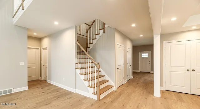 $849,900 | 1 Stone Crk Drive, East Greenbush, NY 12061