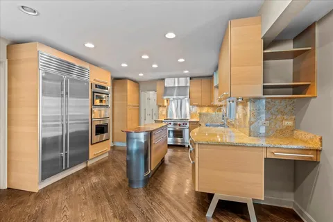 $1,075,000 | 2035 Kipling Court, Highland Park, IL 60035