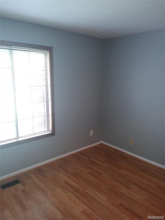 2430 Hiller Road West Bloomfield, MI 48324 - Photo 13 of 22 12.jpg