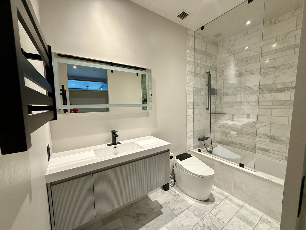210 Lavaca Street, Unit 2809 Austin, TX 78701 - Photo 13 of 17 A well-appointed bathroom with a sleek vanity and a large tub with marble surround
