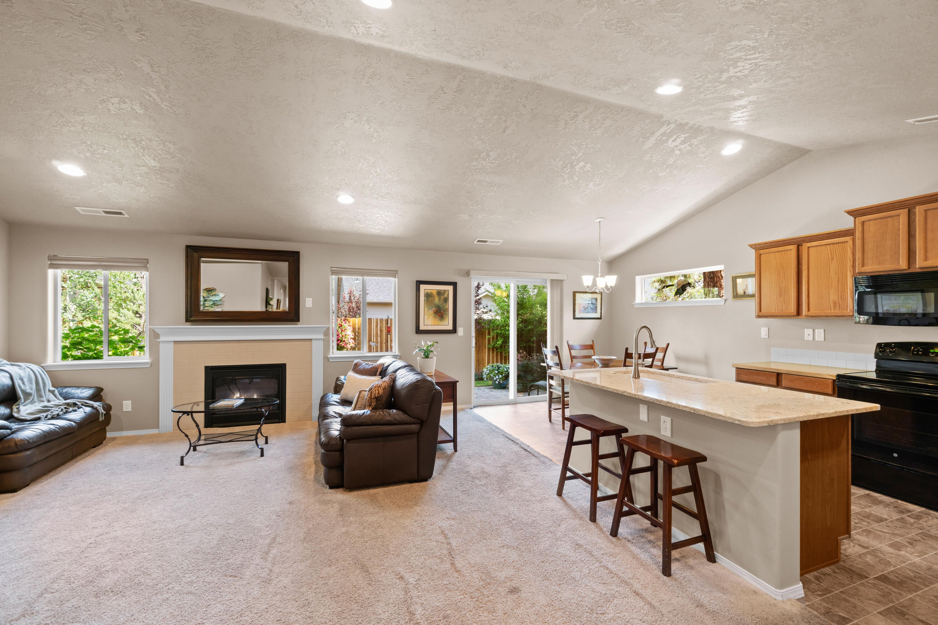 452 North Village Meadows Road Sisters, OR 97759 - Photo 5 of 27 DSC04387