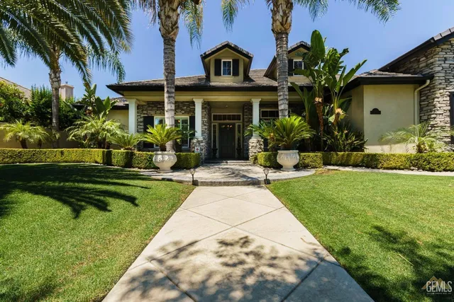 a view of a yard in front of house