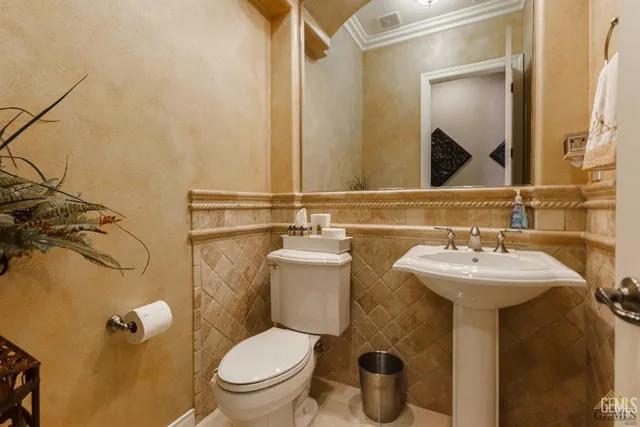 a view of a house with backyard and swimming pool