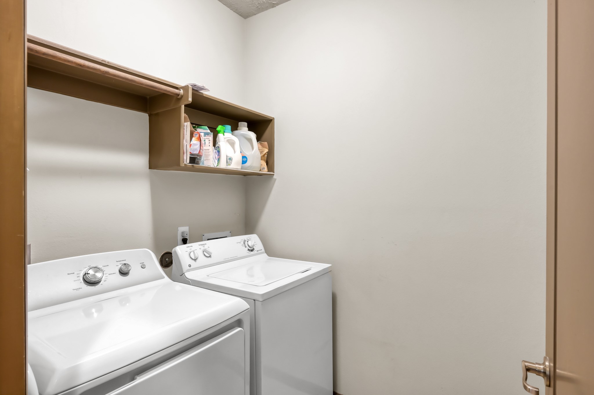 18 Aventura Place Spring, TX 77389 - Photo 33 of 43 a utility room with dryer and washer