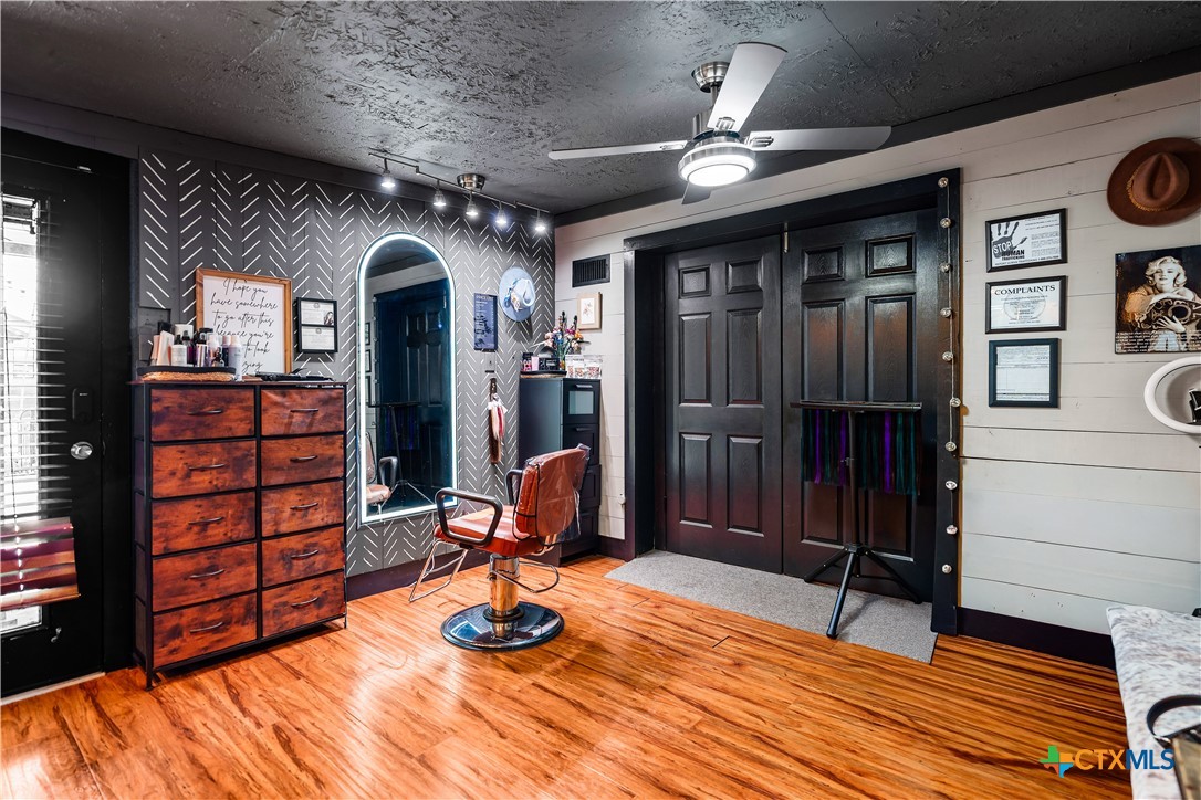 209 South Main Street Salado, TX 76571 - Photo 22 of 38 Salon Suite