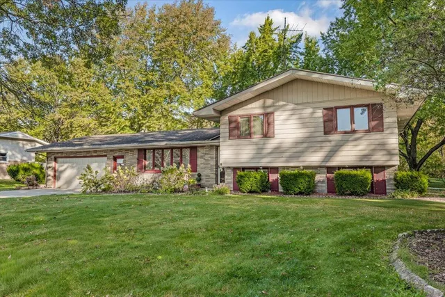 $399,000 | 319 Robin Court, St. Joseph, MI 49085