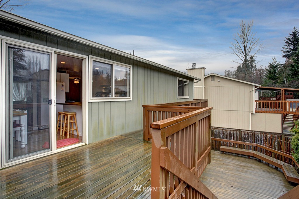 611 204th Street Southeast Bothell, WA 98012 - Photo 19 of 24 a balcony with table and chairs