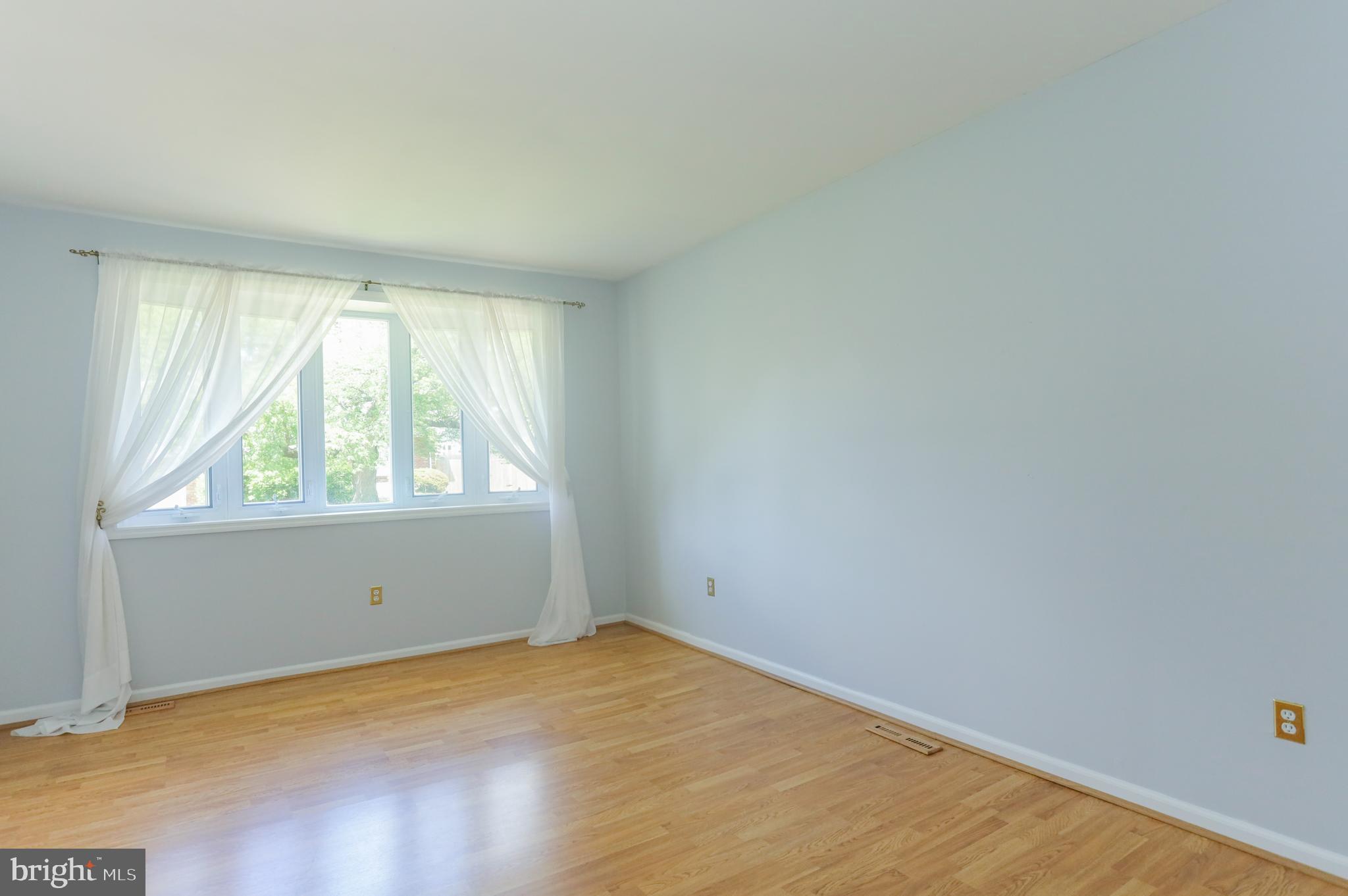 502 Garrick Road Hockessin, DE 19707 - Photo 3 of 31 Living Room