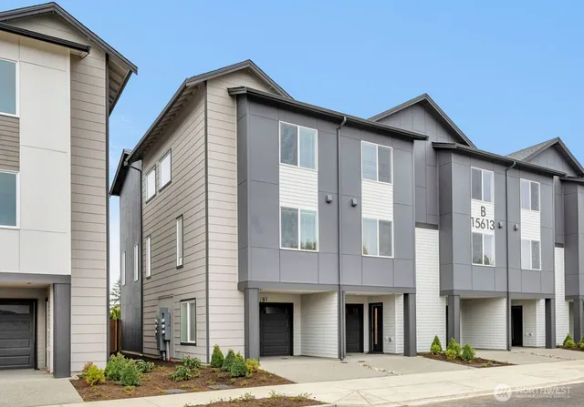 $3,195 | 15613 Admiralty Way, Unit A3, Lynnwood, WA 98087