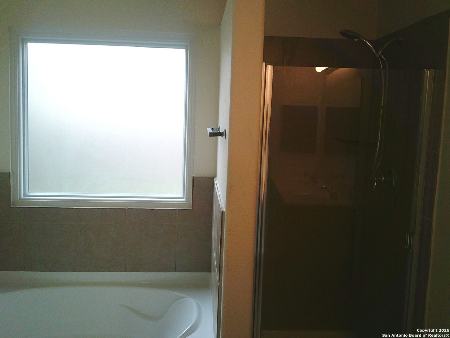 3834 Hatwig Converse, TX 78109 - Photo 18 of 33 a bathroom with a bathtub