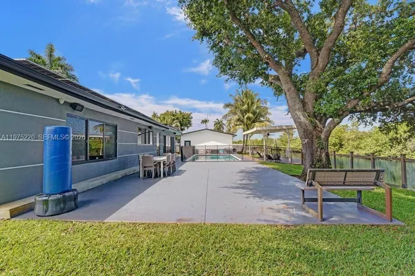 a view of a house with backyard and a garden