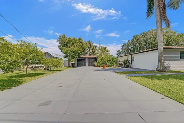 $8,900 | 4660 Southwest 37th Avenue, Dania Beach, FL 33312