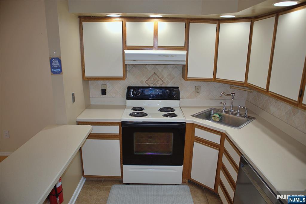 910 River Renaissance, Unit C10 East Rutherford, NJ 07073 - Photo 7 of 35 Gallery Image 7
